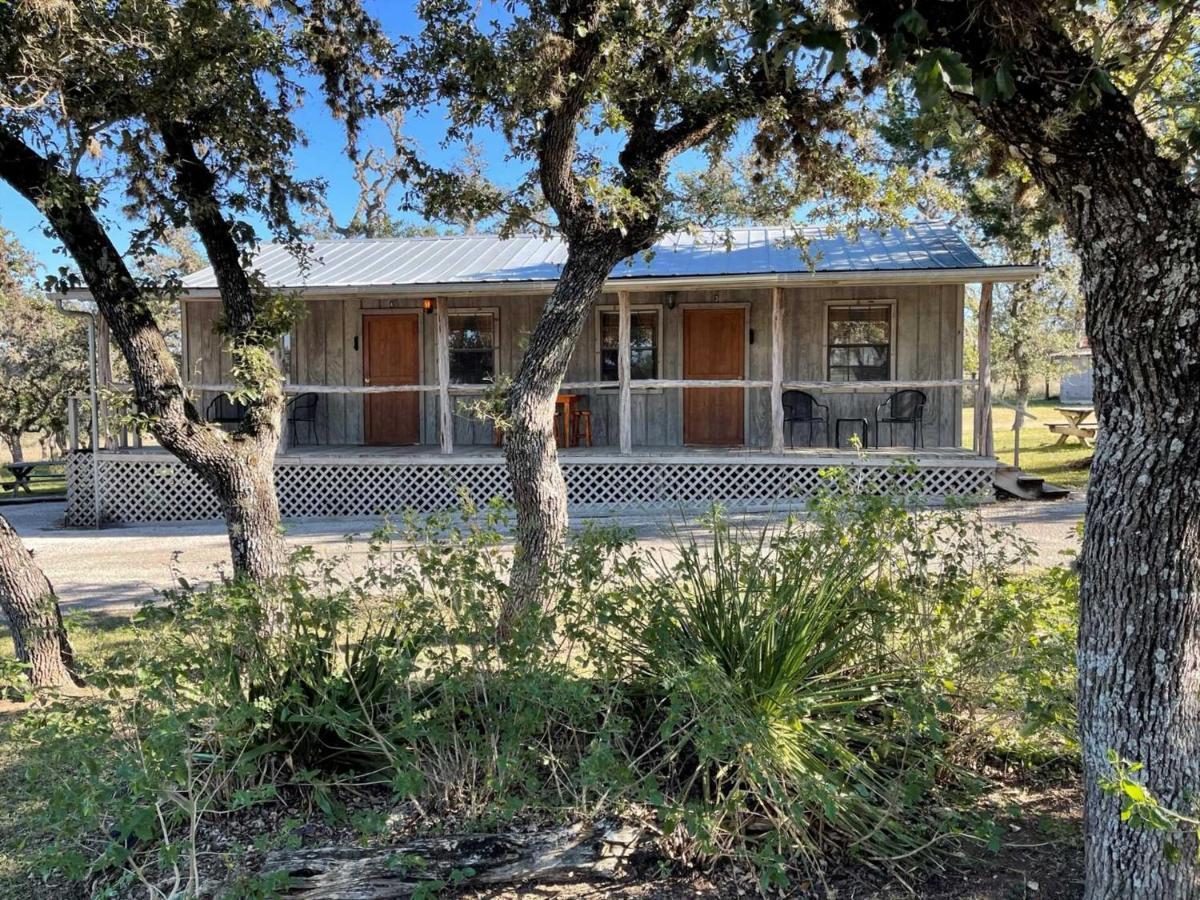 West 1077 Guest Ranch - Retreat Bed and Breakfast Tarpley Exterior foto