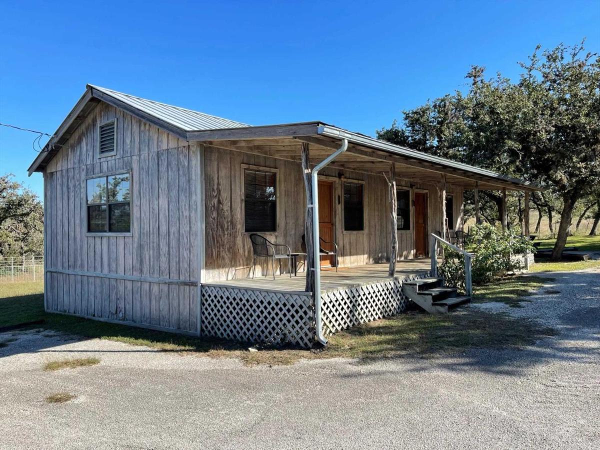 West 1077 Guest Ranch - Retreat Bed and Breakfast Tarpley Exterior foto