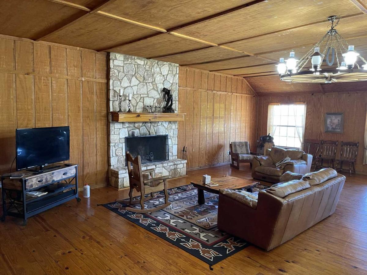 West 1077 Guest Ranch - Retreat Bed and Breakfast Tarpley Exterior foto