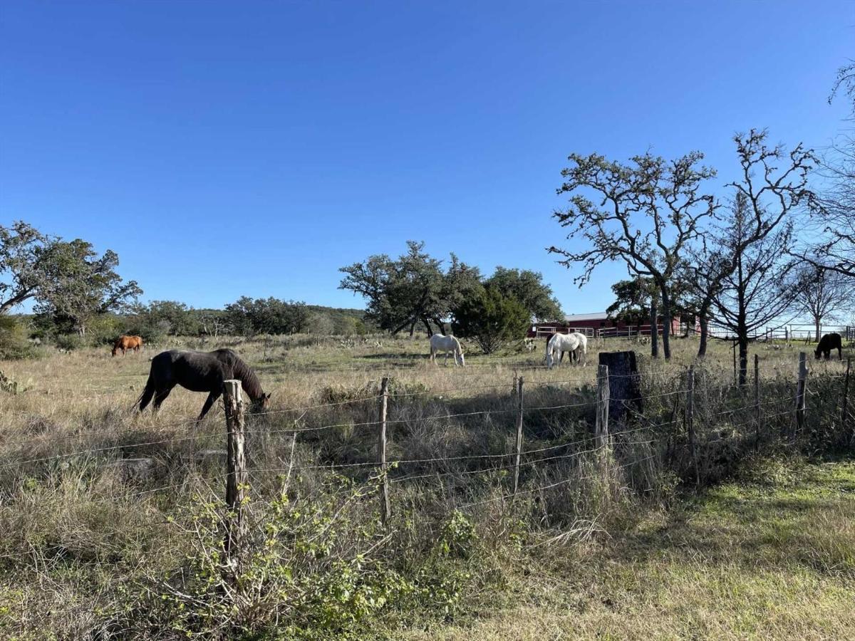 West 1077 Guest Ranch - Retreat Bed and Breakfast Tarpley Exterior foto